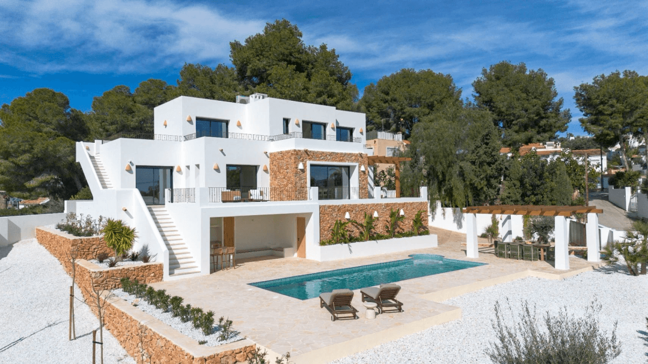 Villa lujosa de diseño exclusiva con vistas panorámicas en Moraira