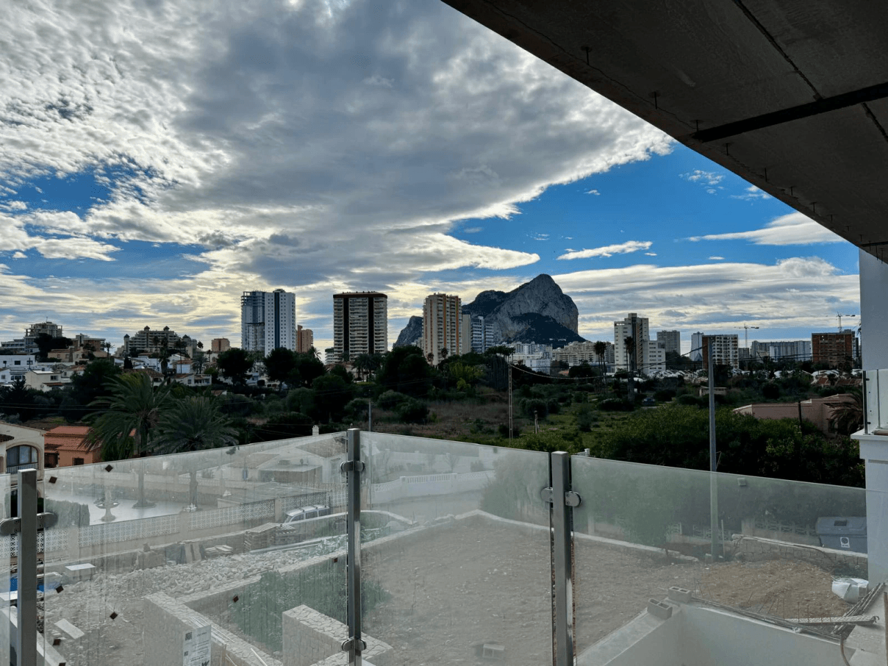 Moderne villa under bygging med utsikt over Peñon de Ifach i Calpe