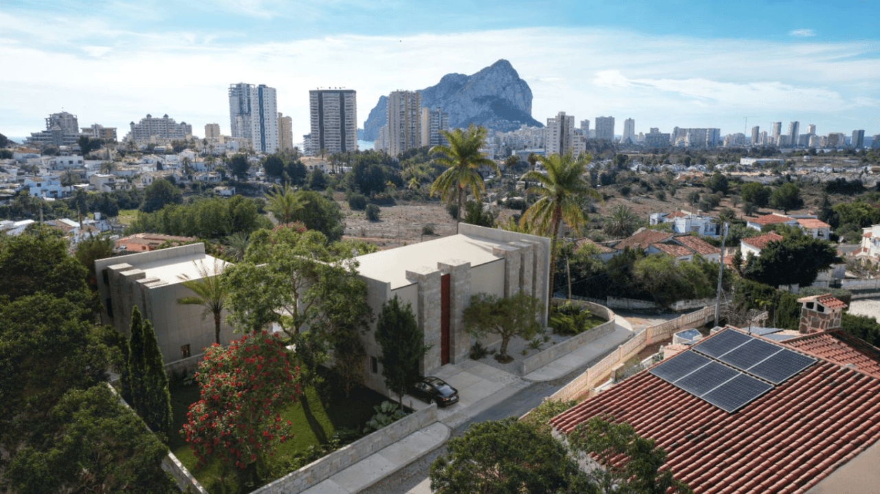 Moderne villa under bygging med utsikt over Peñon de Ifach i Calpe