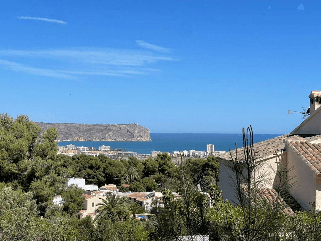 Grundstück zu verkaufen in Jávea mit genehmigtem Projekt und Baugenehmigung.