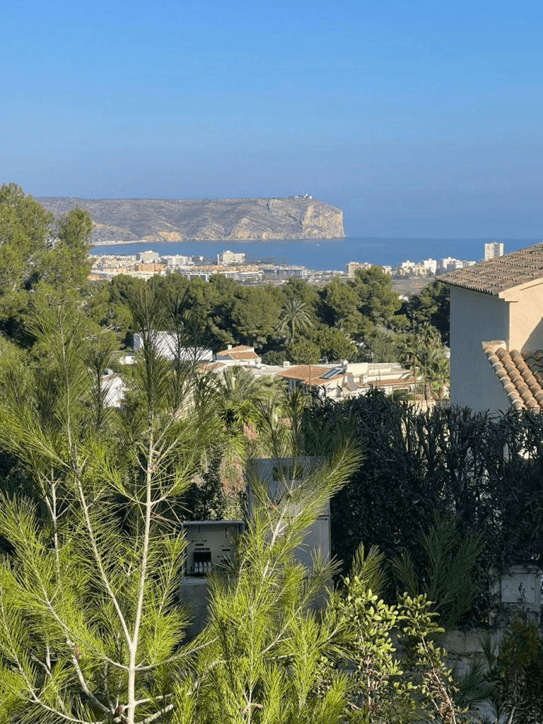 Grundstück zu verkaufen in Jávea mit genehmigtem Projekt und Baugenehmigung.