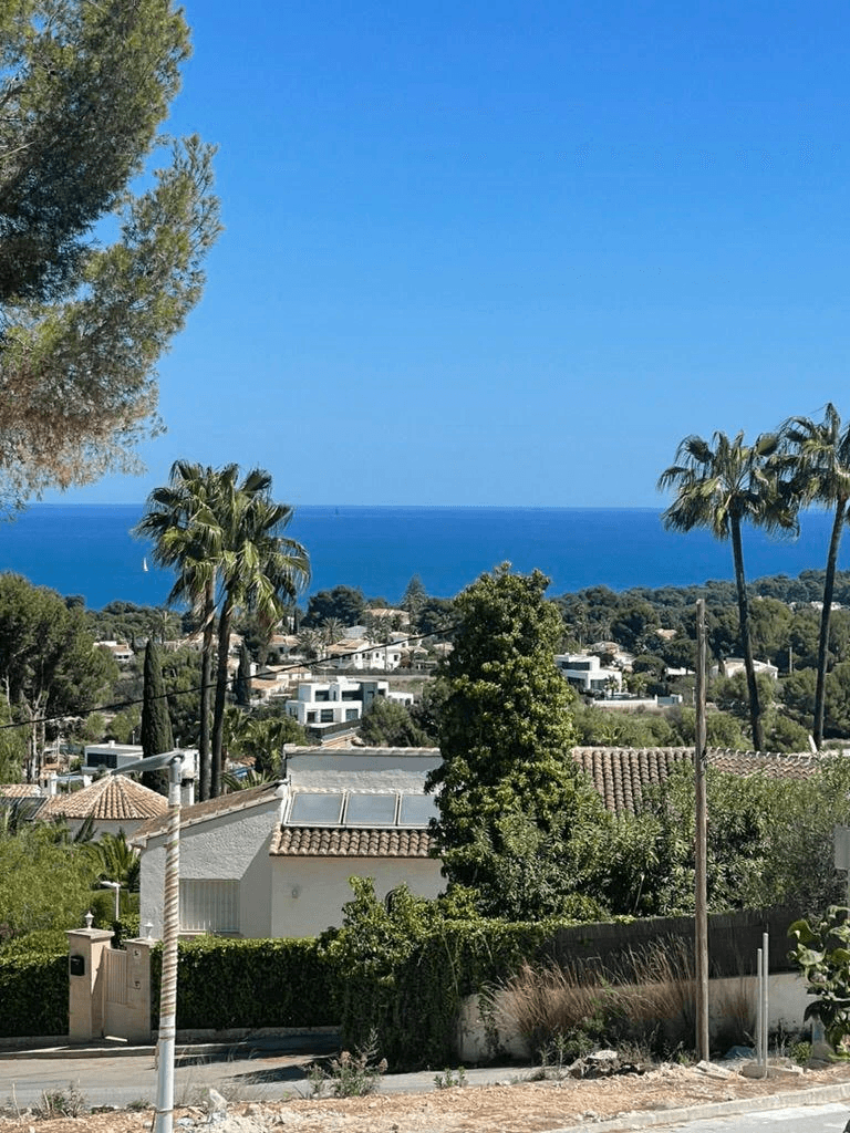 Grundstück zu verkaufen in Jávea mit genehmigtem Projekt und Baugenehmigung.