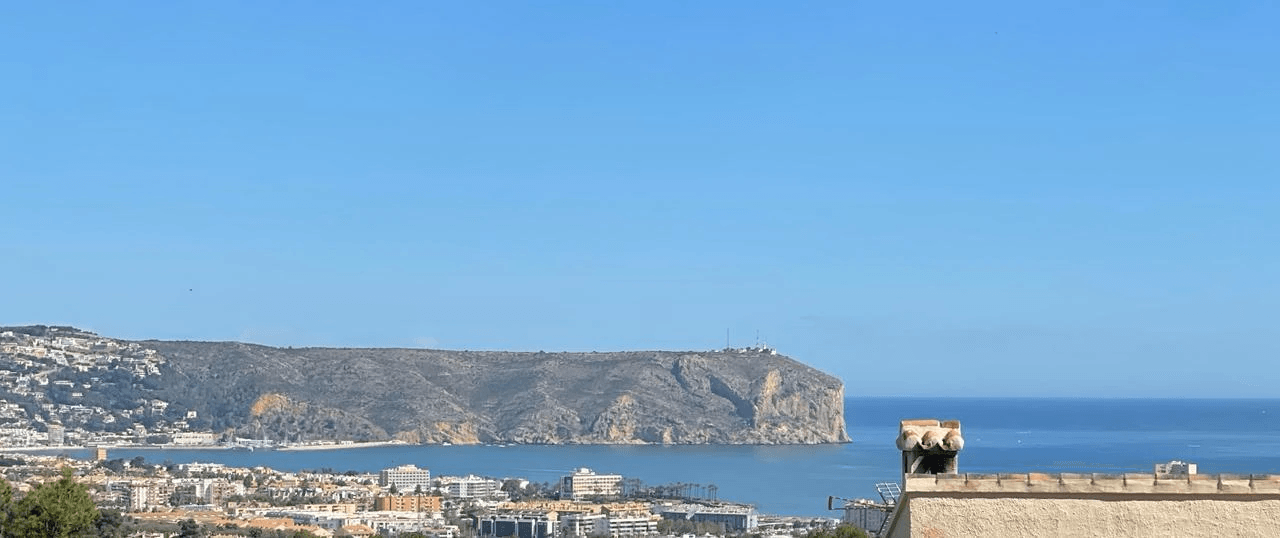 Grundstück zu verkaufen in Jávea mit genehmigtem Projekt und Baugenehmigung.