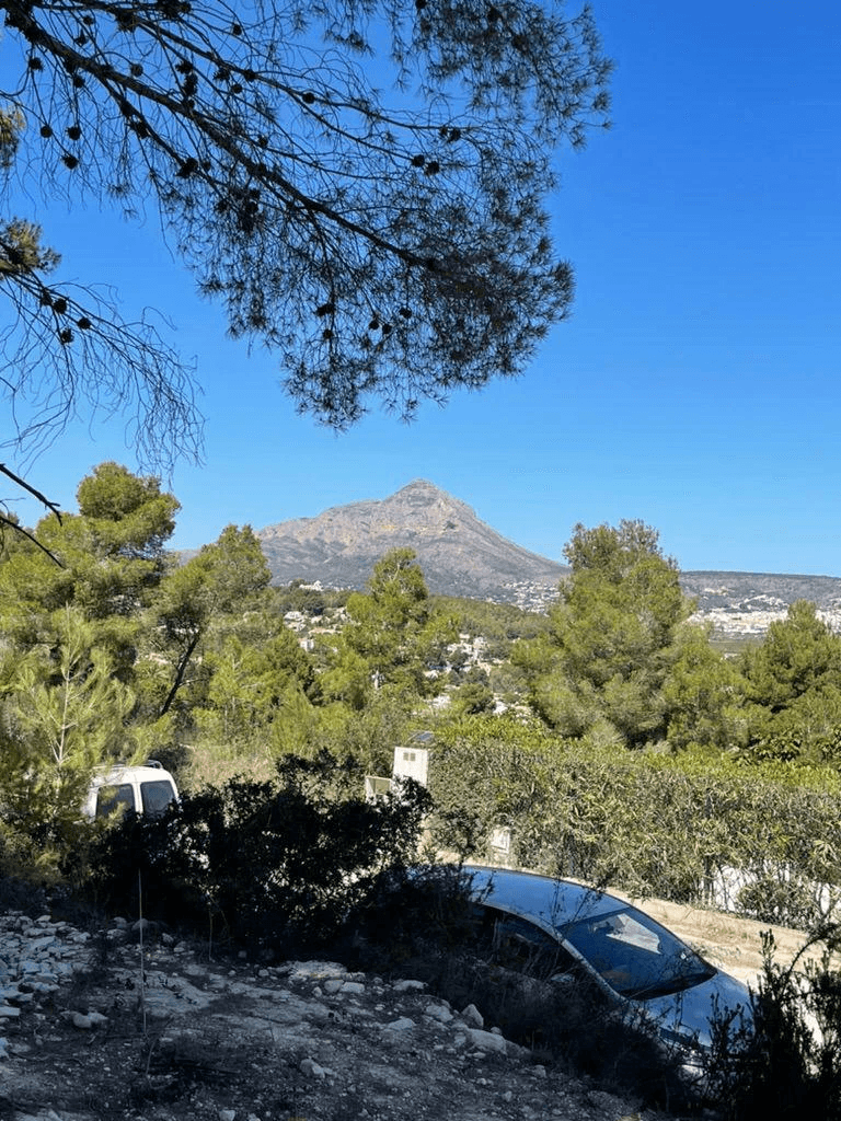 Grundstück zu verkaufen in Jávea mit genehmigtem Projekt und Baugenehmigung.
